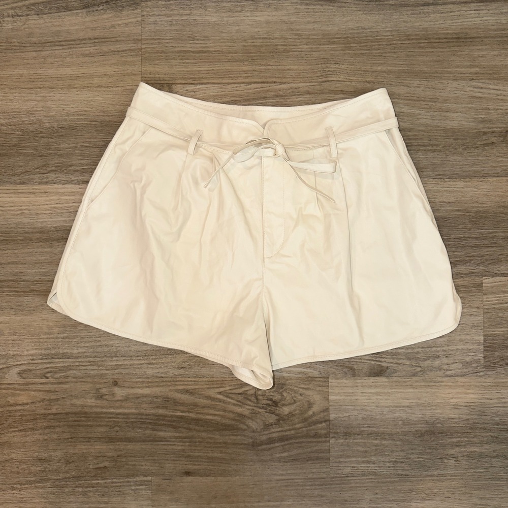 Paige Ecru Faux Leather High Rise‎ Belted Shorts Size 8 7939H04-1251